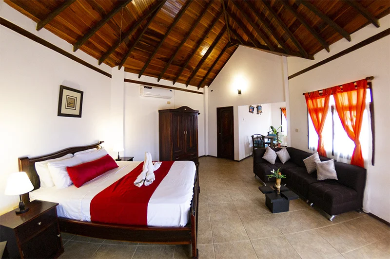 Cabaña Matrimonial Presidencial de Hostería Oceanic con techo de teca y balcón vista al Pacífico en Puerto López