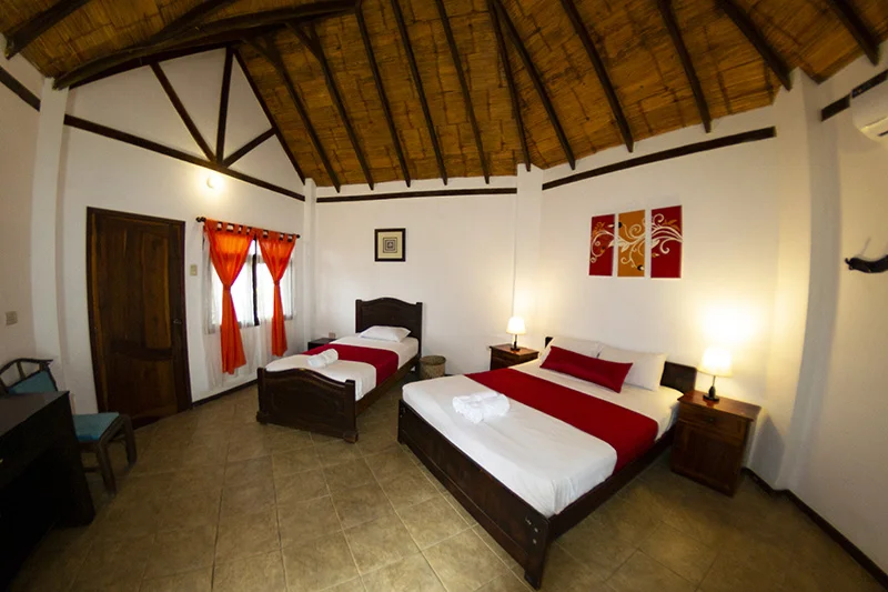 Cabaña triple independiente con cama matrimonial y cama individual en Hostería Oceanic