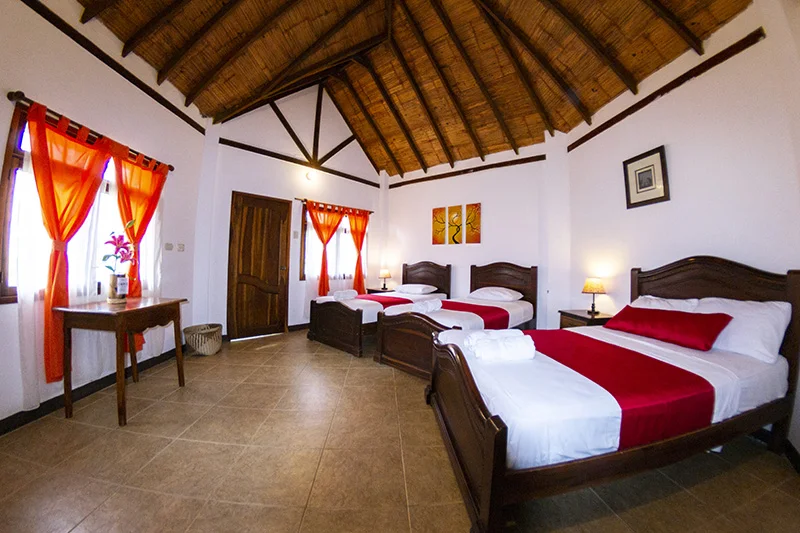 Cabaña cuádruple familiar con cama matrimonial y dos camas individuales en Hostería Oceanic