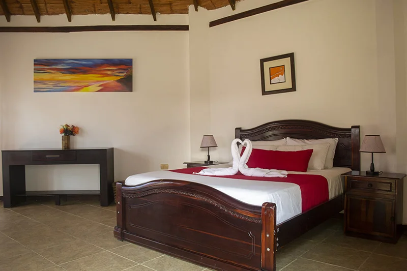 Habitación matrimonial con vista al Pacífico en planta alta de Hostería Oceanic