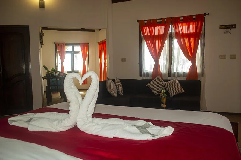 Interior de la Cabaña Presidencial de Hostería Oceanic con cama de 2.5 plazas