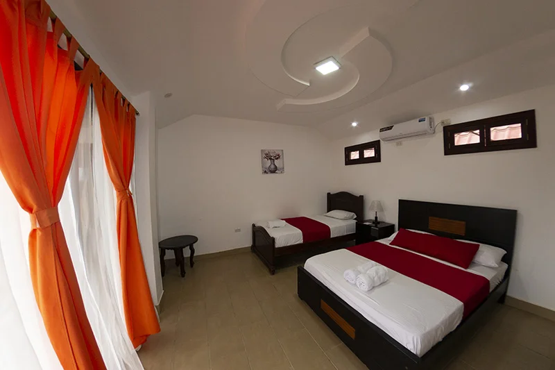 Sala con sofá de cabaña quíntuple de tres ambientes en Hostería Oceanic