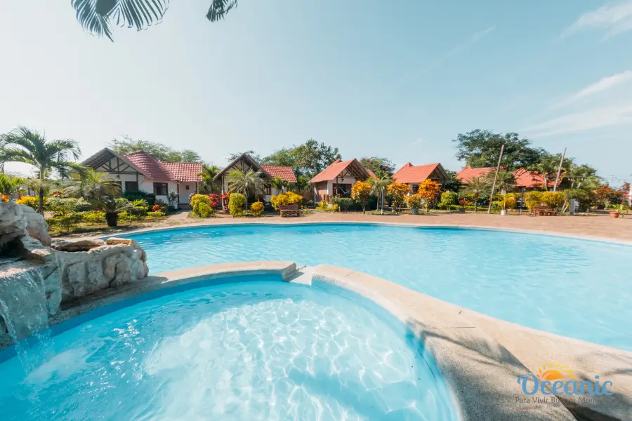Piscina climatizada en temporada de frío de Hostería Oceanic rodeada de jardines tropicales en Puerto López, Manabí, Ecuador